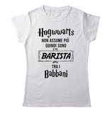 TeesBlitz T-Shirt divertente - Hogwwarts non assume più quindi sono barista tra i babbani - tee21-044