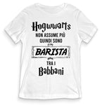 TeesBlitz T-Shirt divertente - Hogwwarts non assume più quindi sono barista tra i babbani - tee21-044